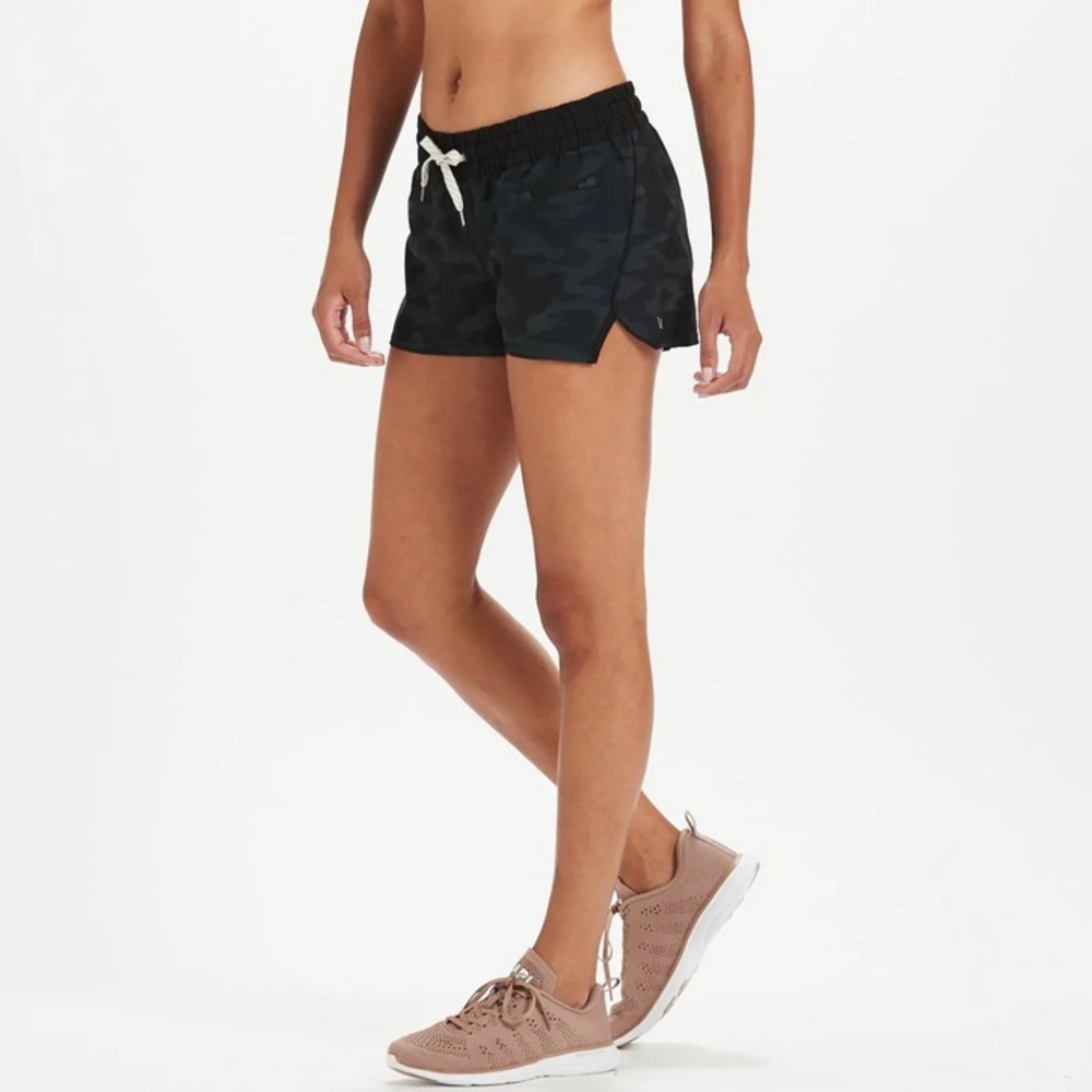 Vuori Clementine Short in Black Watercolor Camo